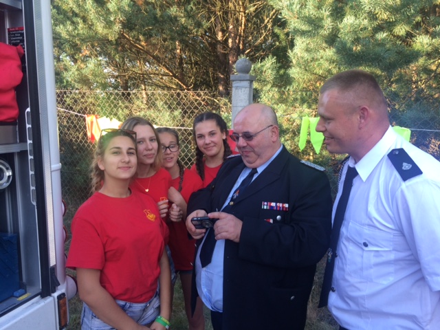 Unsere Feuerwehr fand beim jungen  polnischen Feuerwehrnachwuchs großes Interesse